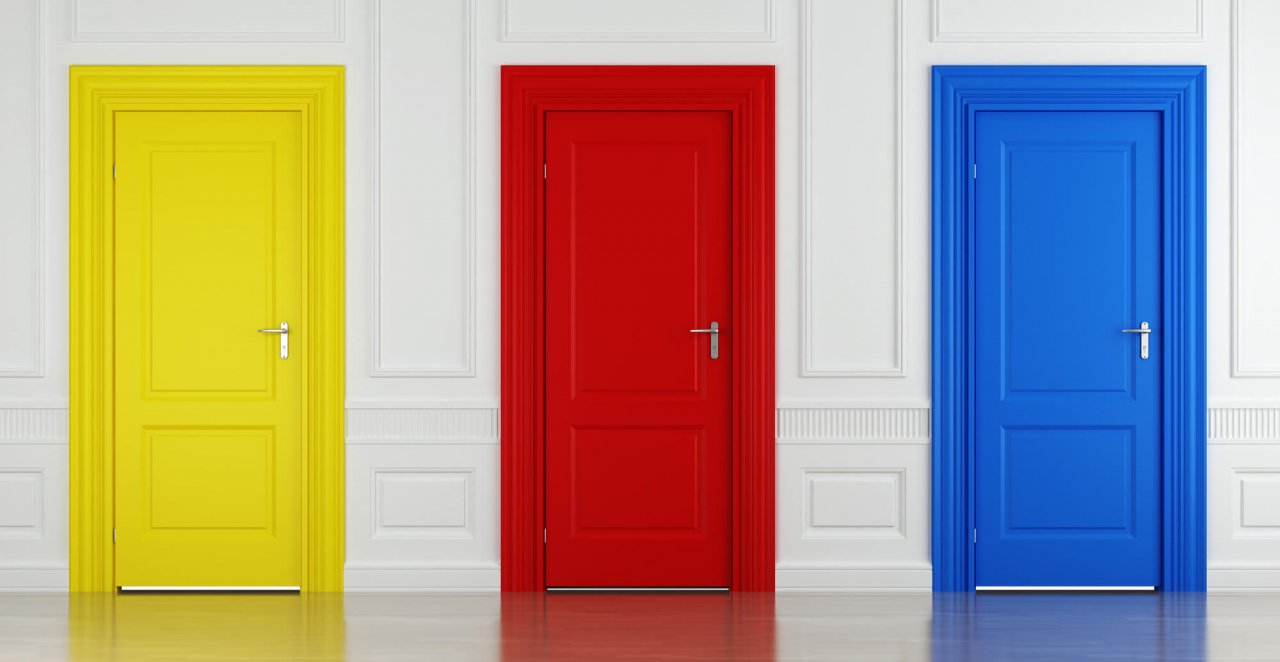 цветные двери в интерьере