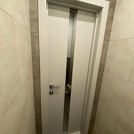 Двери в ванную комнату